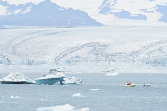 Jökulsarlon: diamond beach and floating ice